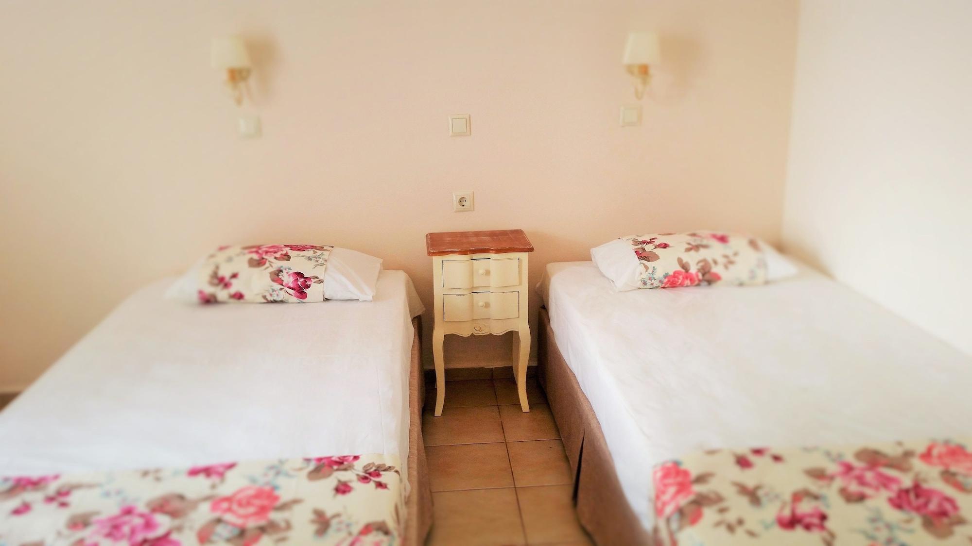 Emerald Hotel Малиа Екстериор снимка